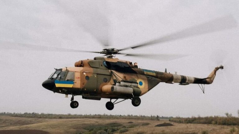 Українка, яка сміливо керує бойовим гелікоптером, рятує життя під час 30-го вильоту. 17