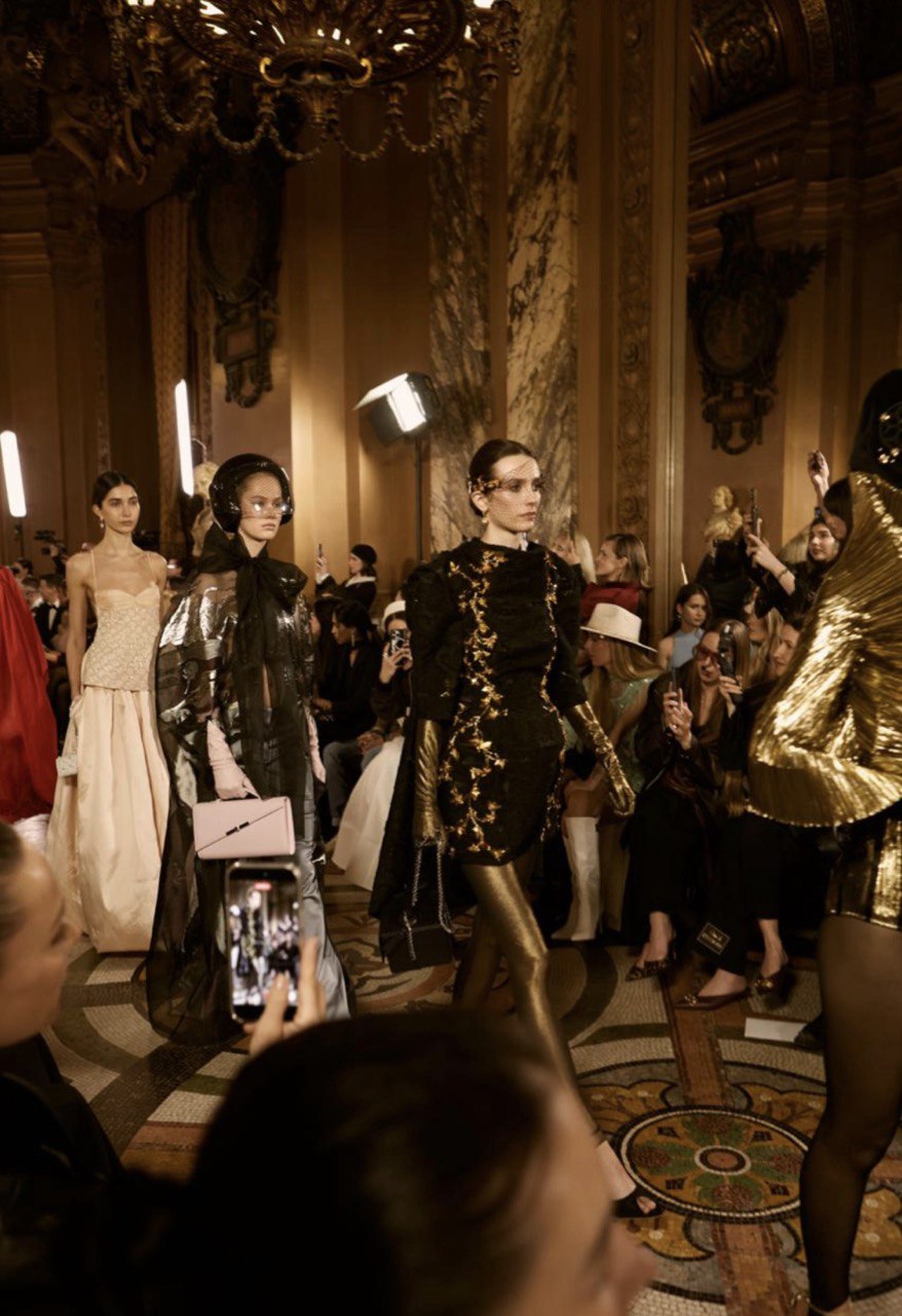 Авторки орнаментів, корсети та золото: бренд YS Couture дебютував у Парижі