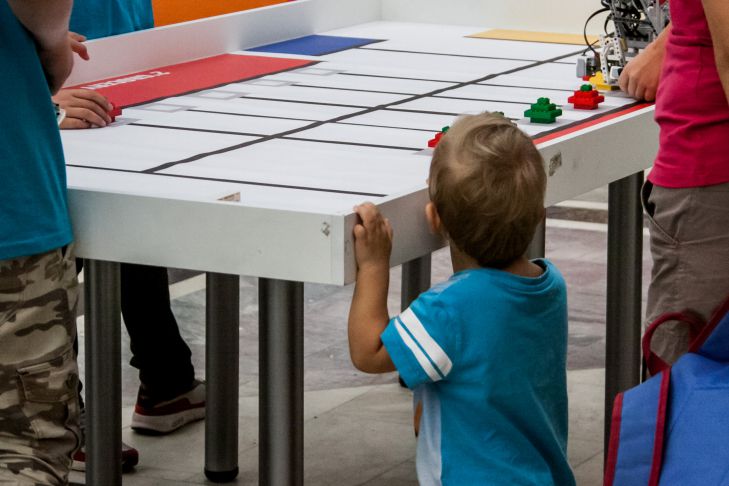 Де проходить межа між турботою та гіперопікою: тест для матусі на замітку