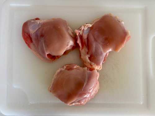 Швидкий рецепт курки: ніжна м'ясо-смакота, яка тане в роті – гості будуть у захваті! Секрет приготування простого, але неймовірного смаку. 9