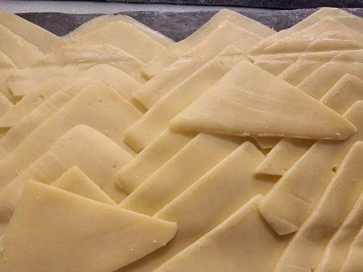 Секрет ідеальної нарізки: чому ніж треба змочувати в гарячій воді, коли ріжеш торт чи сир 5