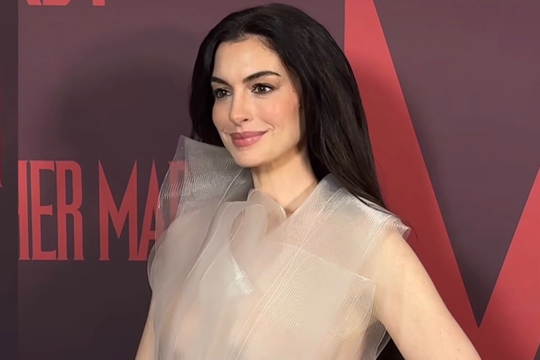 Енн Гетевей на кінопрем'єрі у «голій» сукні Lever Couture