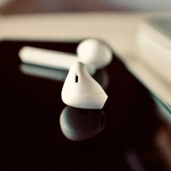 **AirPods у шлунку: як дівчина ледь не втратила слух через необачність**