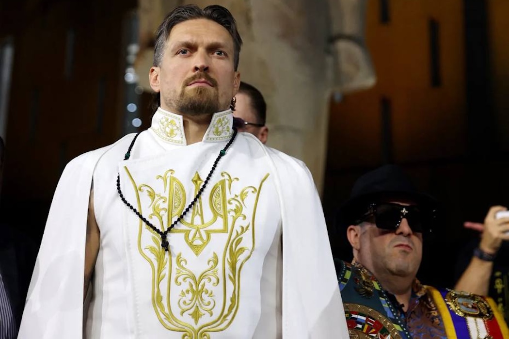 На носії: Олександр Усик на битві поглядів із Ріко Верховеном у символічному образі DAMIRLI