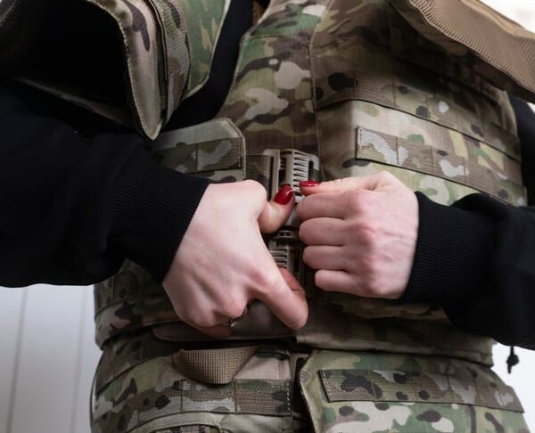 Невидимі на полі бою, захищені: як бронежилети для українок змінюють гру