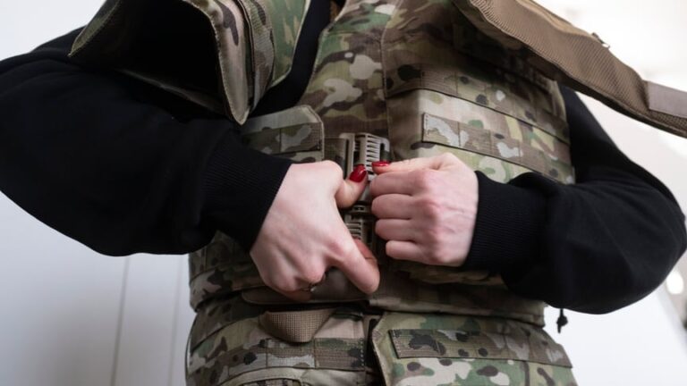 Невидимі на полі бою, захищені: як бронежилети для українок змінюють гру 12 Невидимі на полі бою, захищені: як бронежилети для українок змінюють гру 11