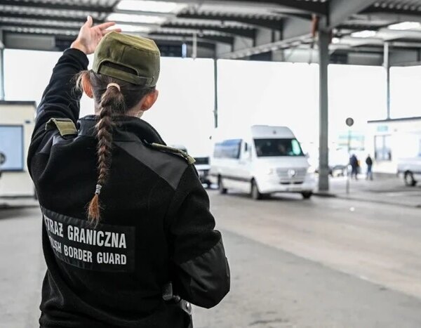 Українка намагалася перетнути кордон з “історичною” купюрою: що виявили польські прикордонники