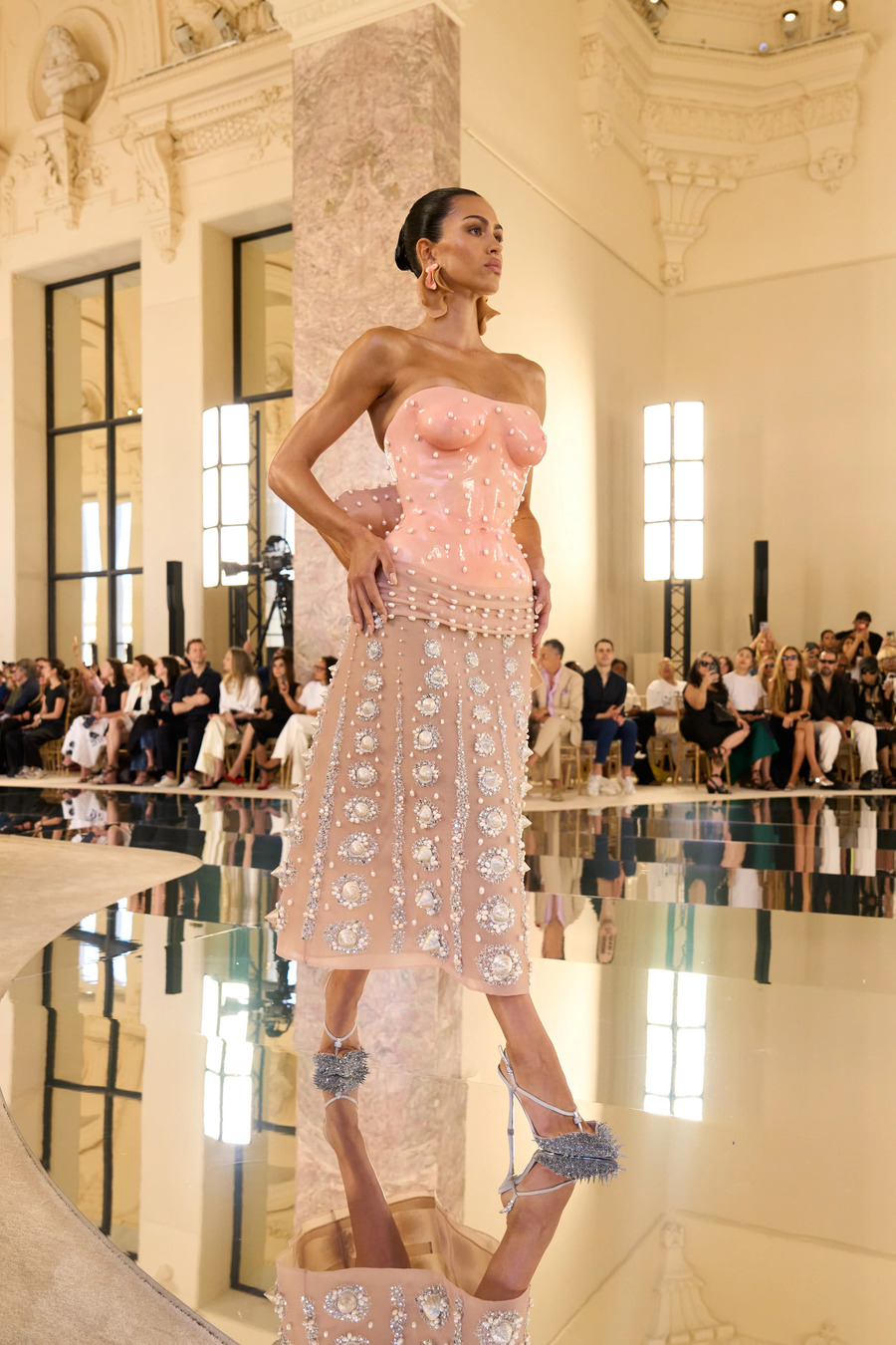 Зендея &laquo;вигуляла&raquo; сукню з вчорашнього показу Schiaparelli