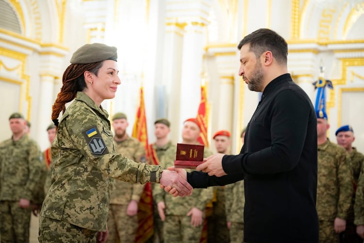 Нескорені: жінки-воїни обертають реальність війни на свою силу 8 Нескорені: жінки-воїни обертають реальність війни на свою силу 6