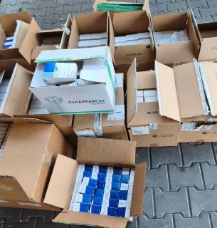 Ліки на 700 тисяч гривень: у вантажівці з гуманітаркою виявили незадекларовані препарати На КПП «Дякове» у гуманітарній вантажівці виявили незадекларовані ліки на 700 тисяч. Фото: Закарпатська митниця / Facebook
