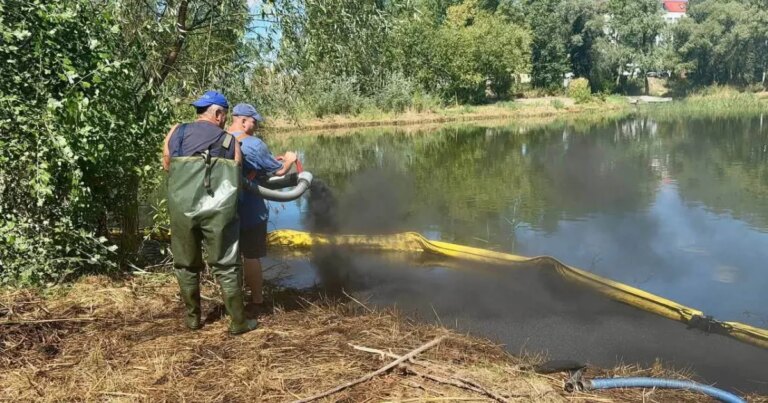 Розлив нафтопродуктів на озері Кирилівському: як екологи врятували водойму 16 Розлив нафтопродуктів на озері Кирилівському: як екологи врятували водойму 10