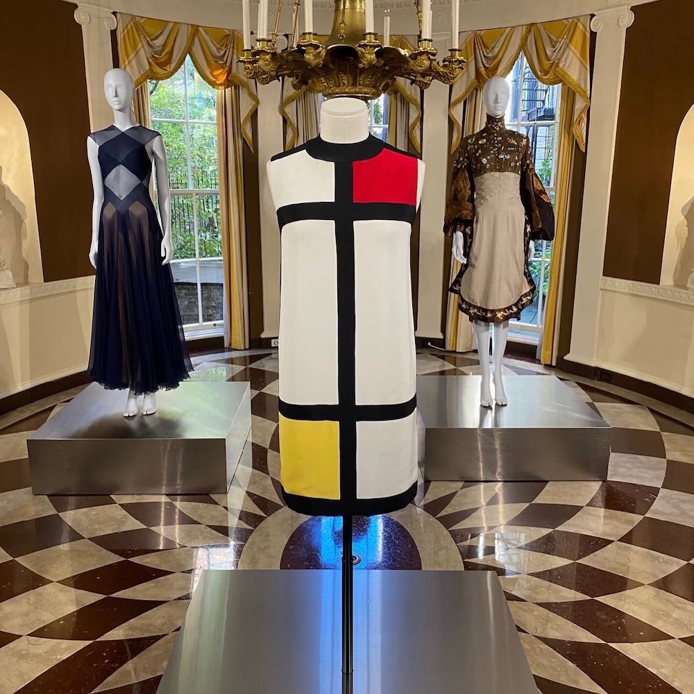 Цифра дня: елегантність Наомі Кемпбелл – новітній тренд haute couture, що вразив світ! 12 Сукня від Yves Saint Laurent