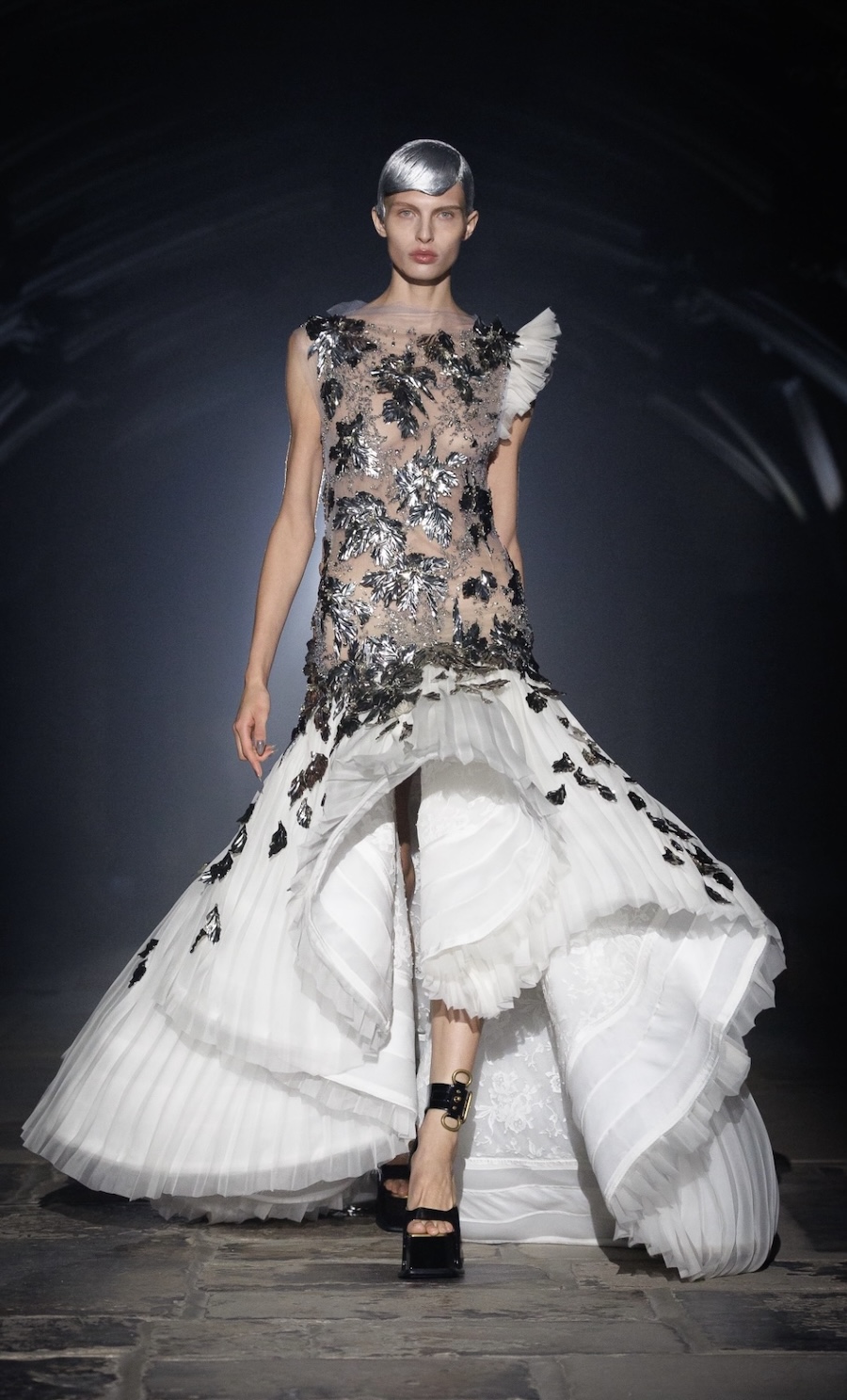 Янголи та готичні мотиви: McQueen показав темну сторону моди