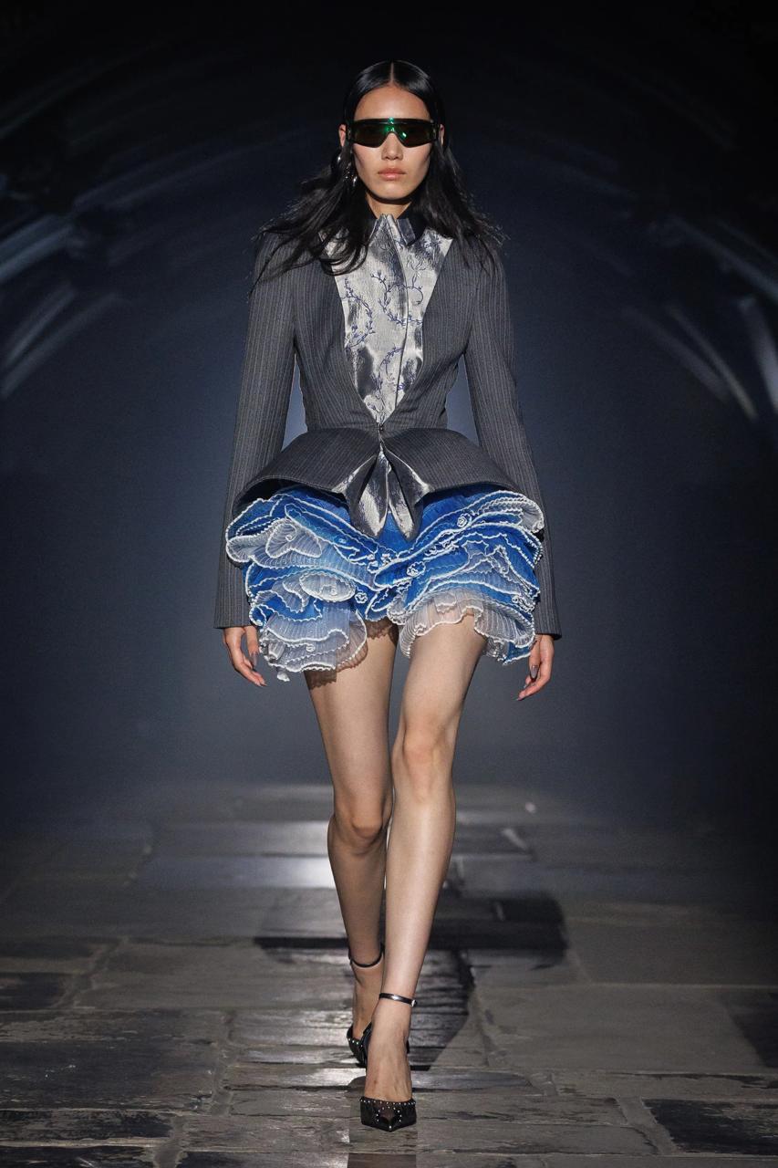 Янголи та готичні мотиви: McQueen показав темну сторону моди