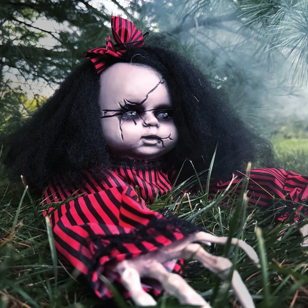 Анімаційна лялька-зомбі, що повзає, від Haunted Hill Farm