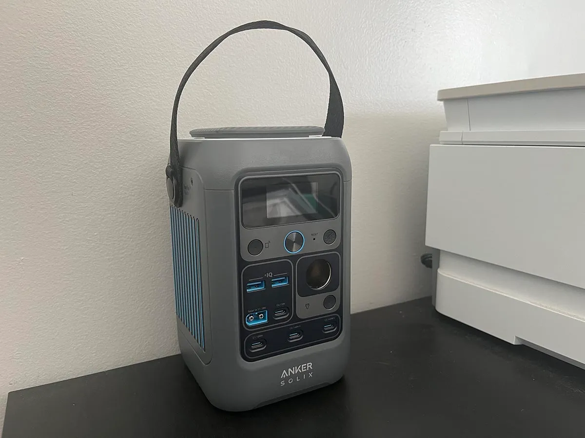 Anker Solix C300 DC Portable Power Station на підлозі біля білого ящика
