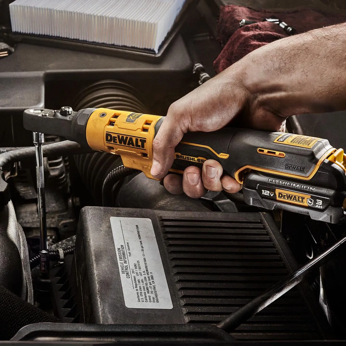 Lowe's розпродає інструменти DeWalt зі знижками до 50% 5 Акумуляторний тріскачковий ключ DeWalt Xtreme 12V