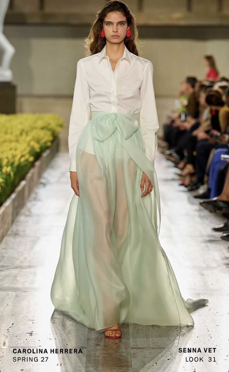 Carolina Herrera: ювілейна колекція серед 20 тисяч тюльпанів – головний тренд сезону 34 Carolina Herrera: Мода