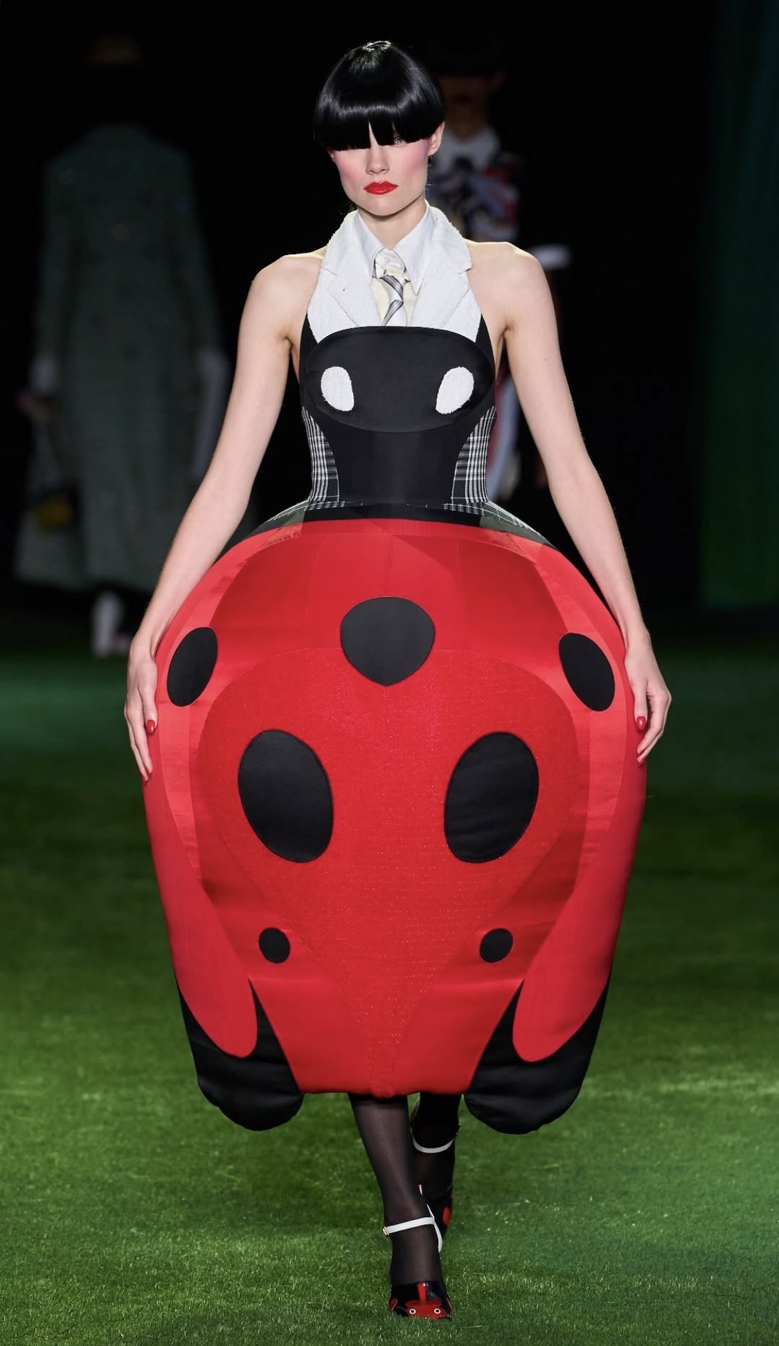 Thom Browne: фешн-симфонія комах – новий тренд сезону! 25 NYFW SS’27: Thom Browne перетворив подіум на світ комах