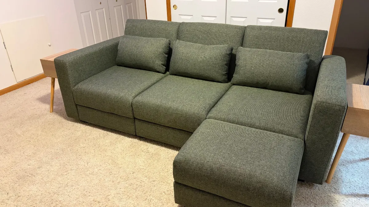 Диван Cozey Neptune Sleeper Sofa після початкового збирання