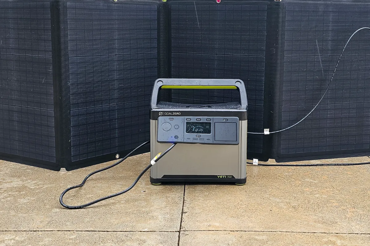 Yeti Goal Zero 700 connected to solar panels