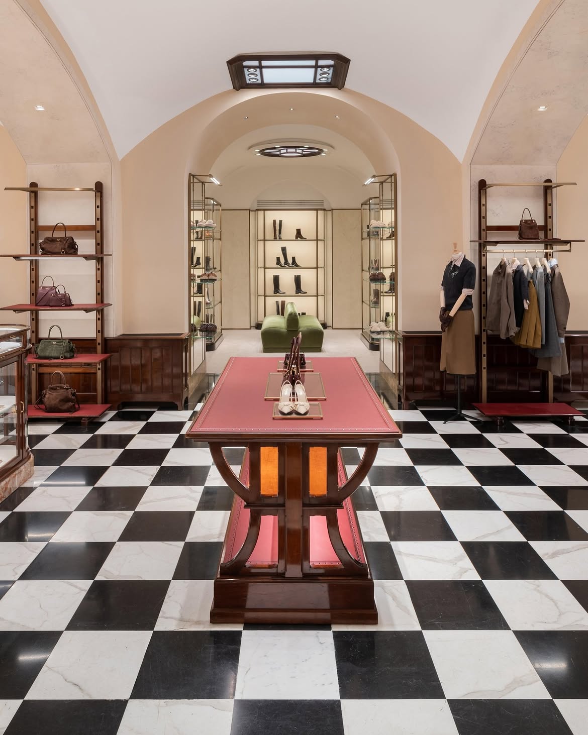 Prada Galleria в Мілані: must-have естетика нового простору від Prada, що задає тренди 18 Prada Galleria