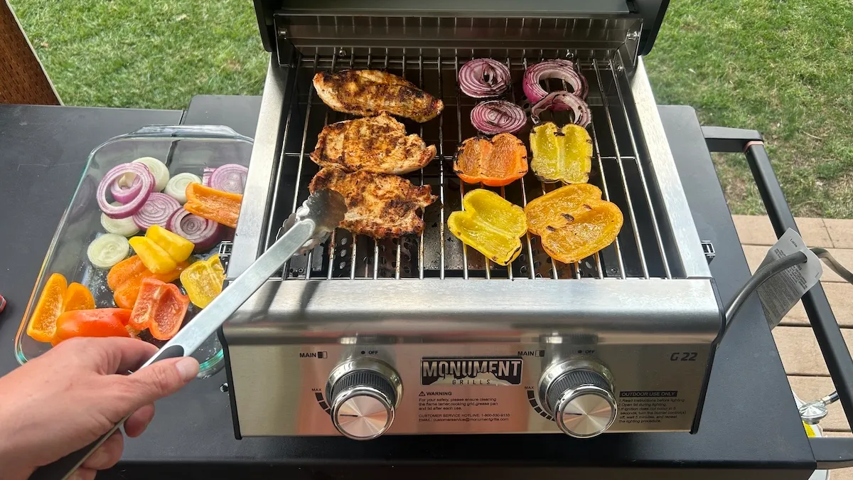 Курка та овочі до та після приготування на настільному газовому грилі Monument Grills G22 з нержавіючої сталі