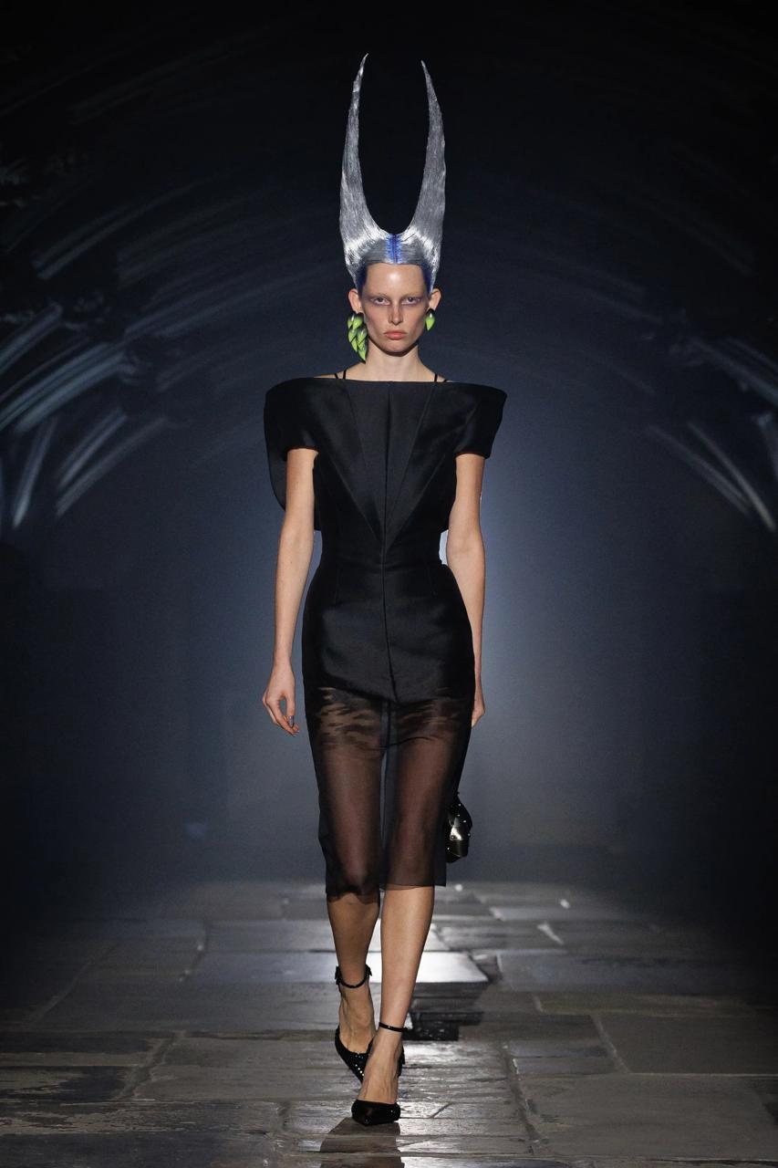 Янголи та готичні мотиви: McQueen показав темну сторону моди