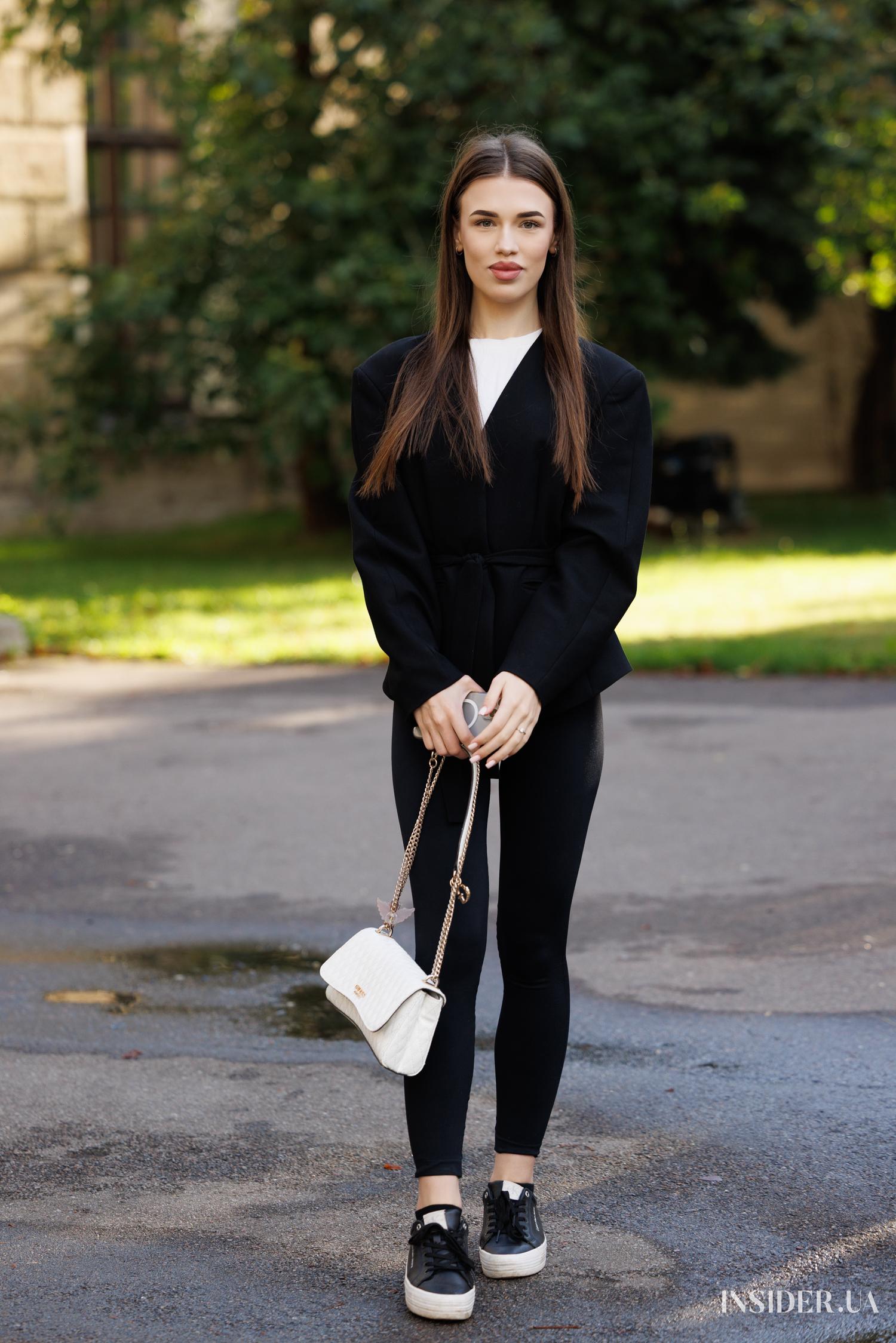 Street style UFW SS'27: Яскраві образи гостей – фешн-поради стилю 56 Альона Плахтій