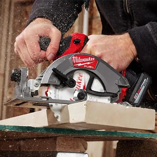 Milwaukee M12 FUEL 5-3/8-дюймова циркулярна пилка