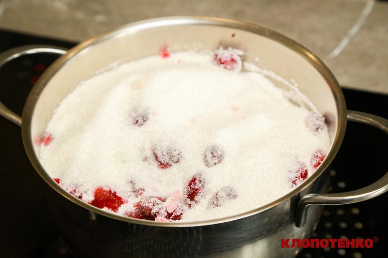 Кизил у каструлі з цукром