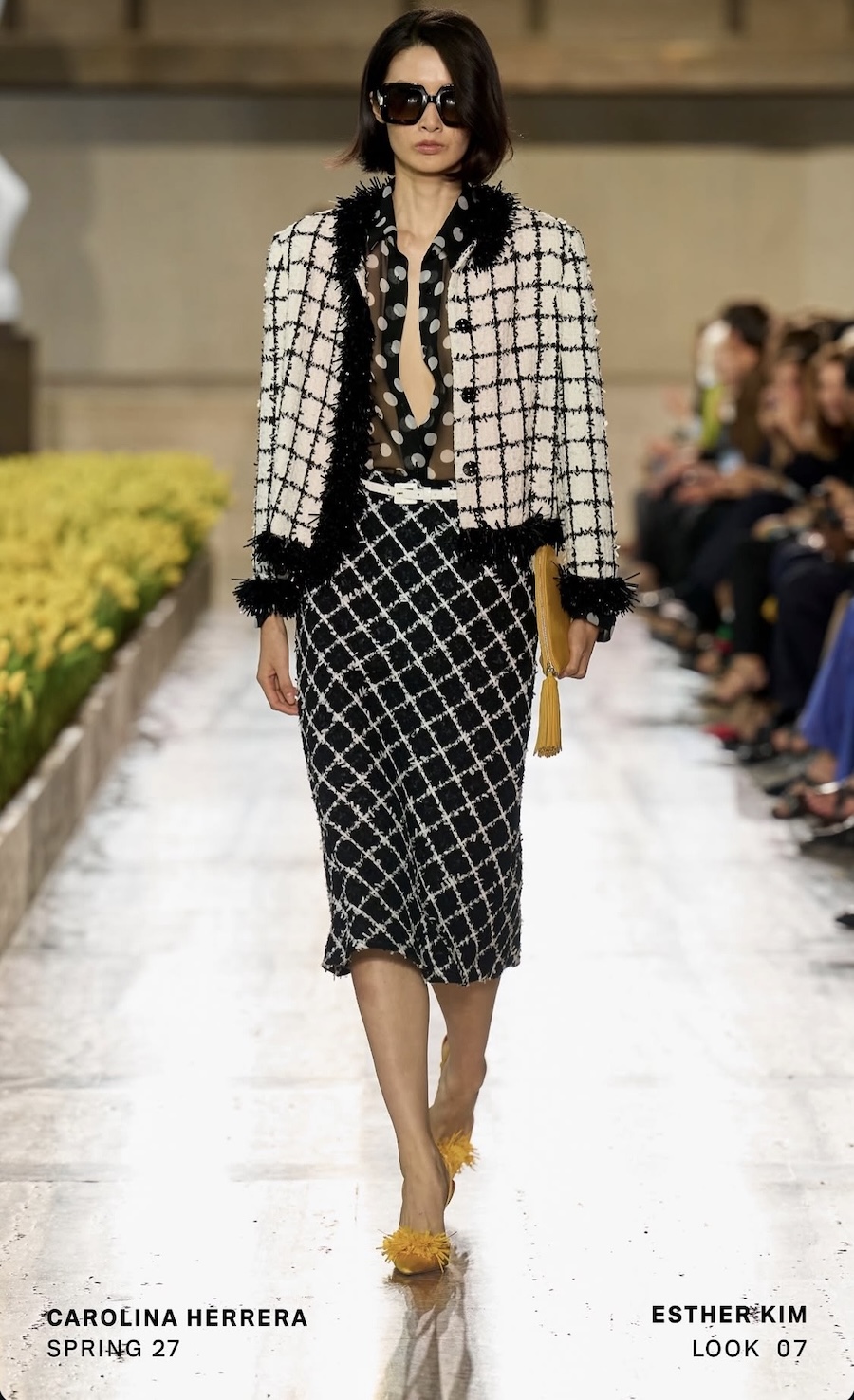 Carolina Herrera: ювілейна колекція серед 20 тисяч тюльпанів – головний тренд сезону 22 Carolina Herrera: Розкішні тканини