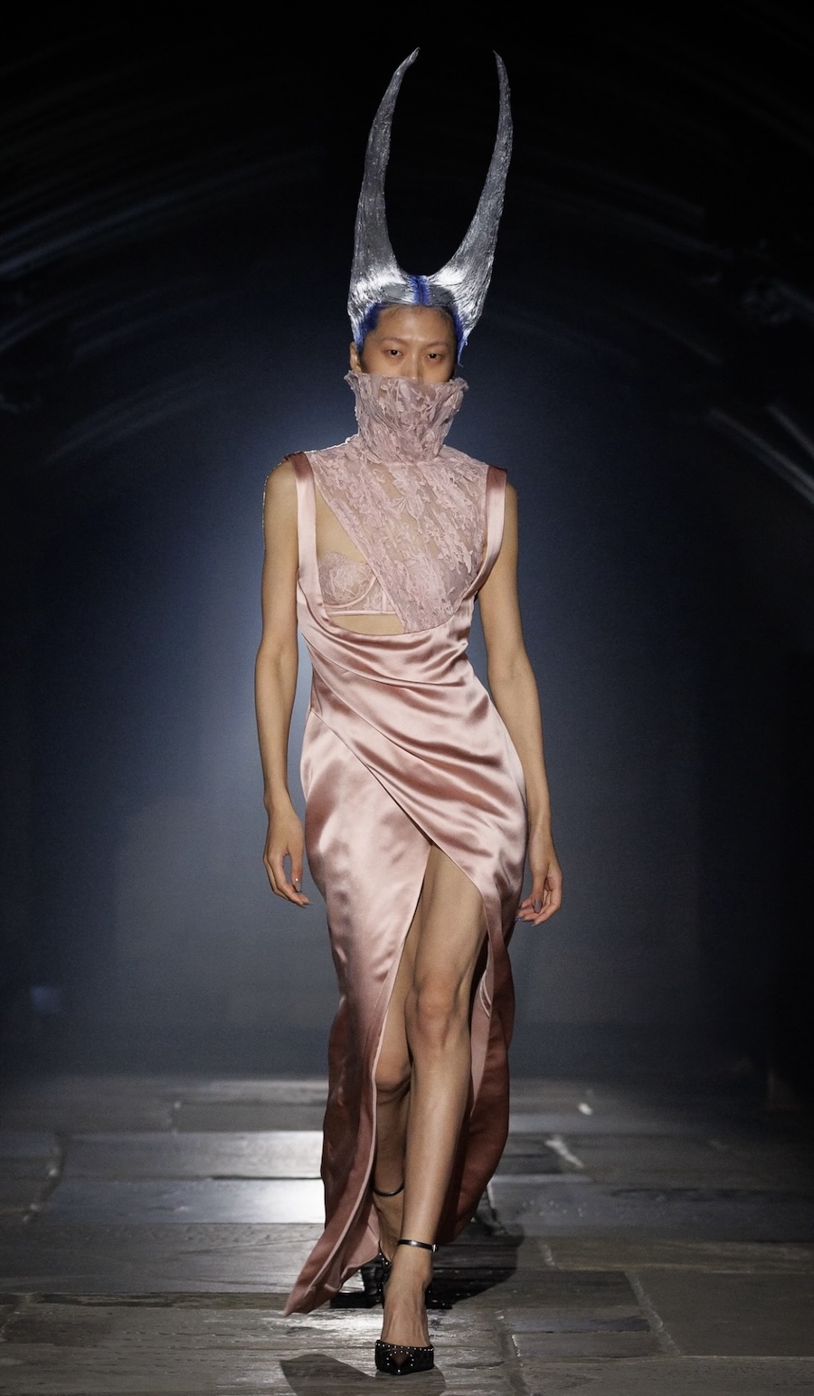 Янголи та готичні мотиви: McQueen показав темну сторону моди