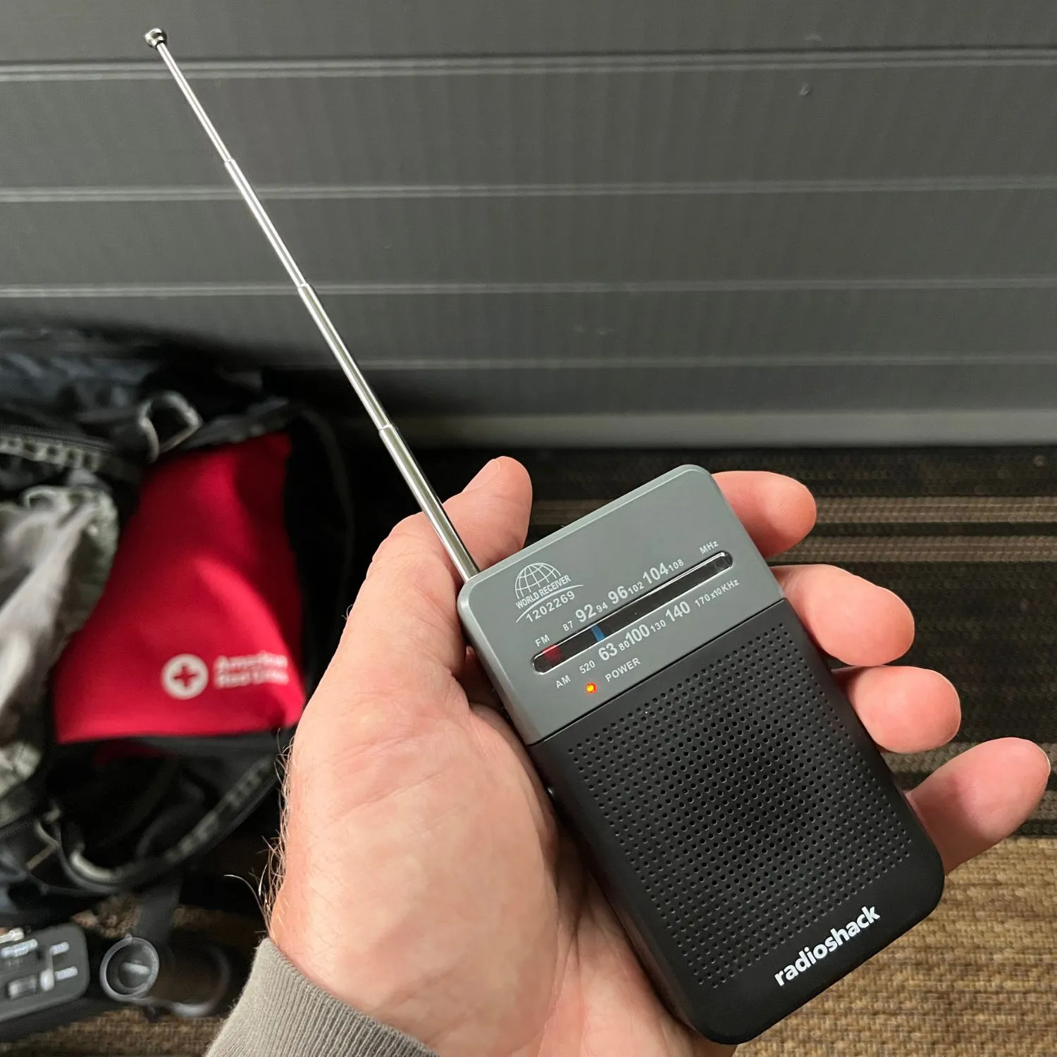 4 речі з RadioShack для вашого аварійного набору 10 Кишеньковий радіоприймач RadioShack поміщається в долоні