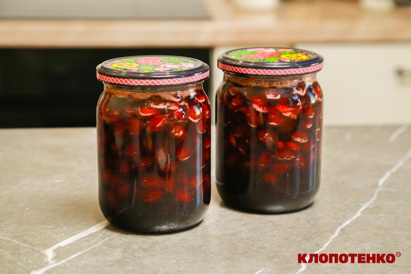 Розкладання варення з кизилу в банки
