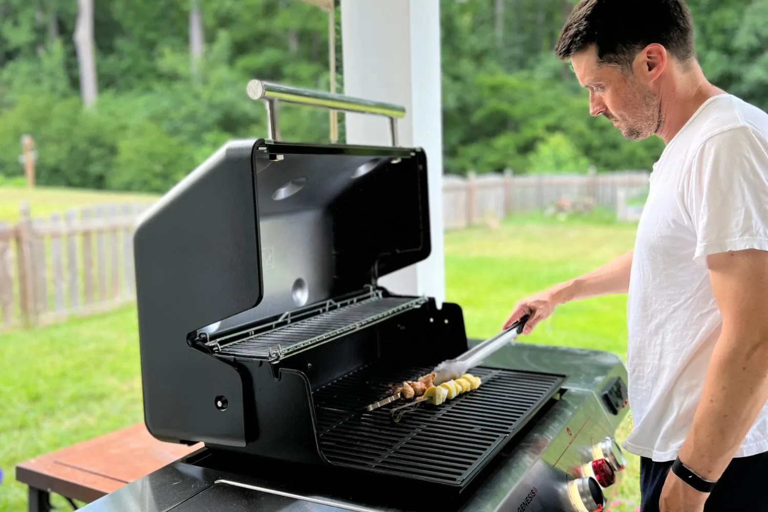 Amazon зрізав ціни на грилі перед Prime Day 25 Чоловік готує шашлики на грилі Weber Genesis EPX-335
