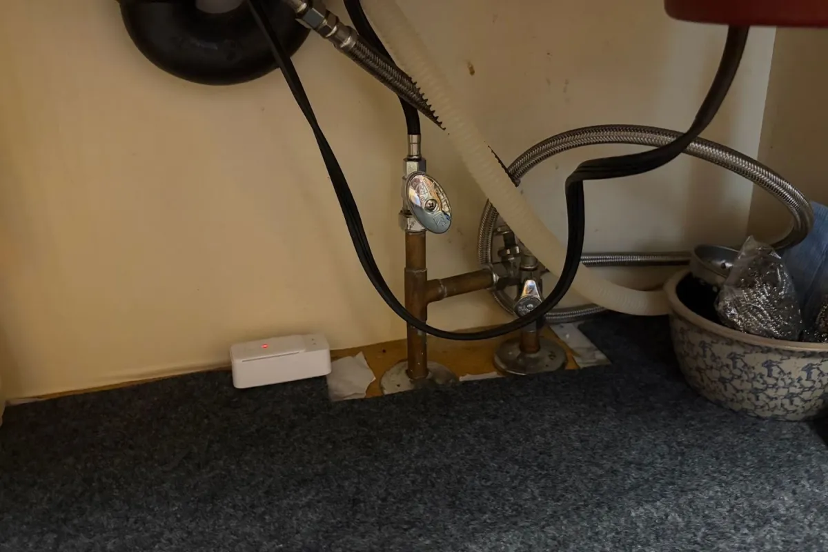 SwitchBot Smart Water Leak Detector спрацьовує під кухонною раковиною під час тестування