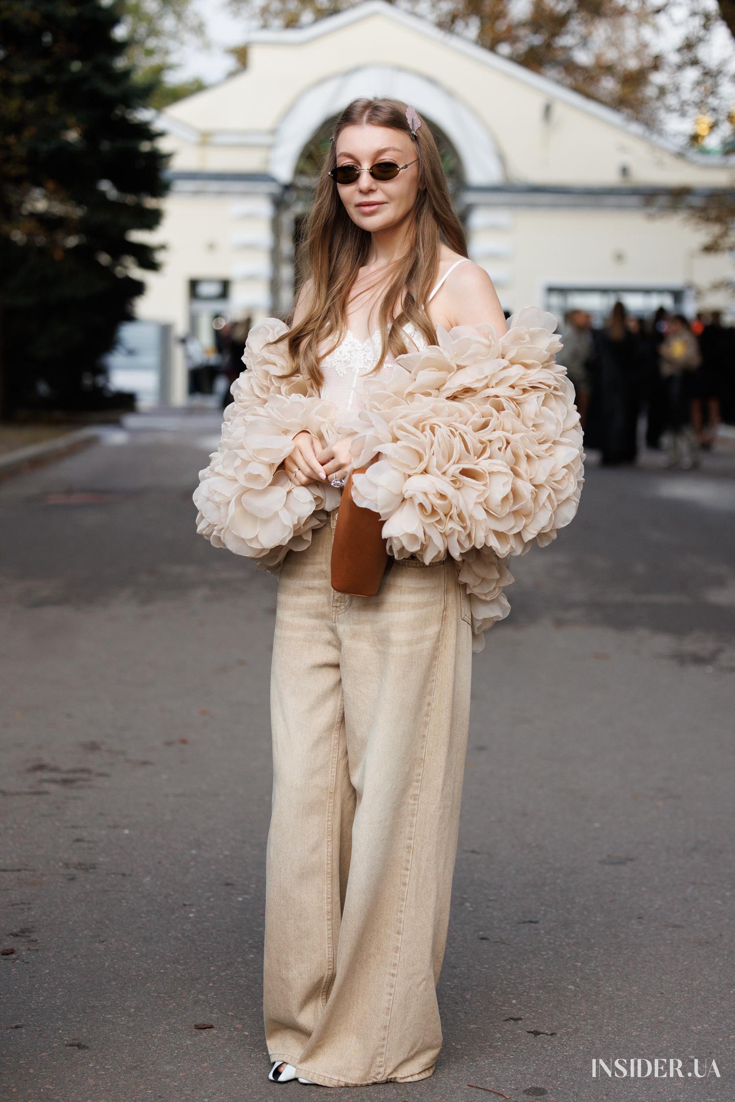 Street style UFW SS'27: Яскраві образи гостей – фешн-поради стилю 38 Анастасія Вольконська
