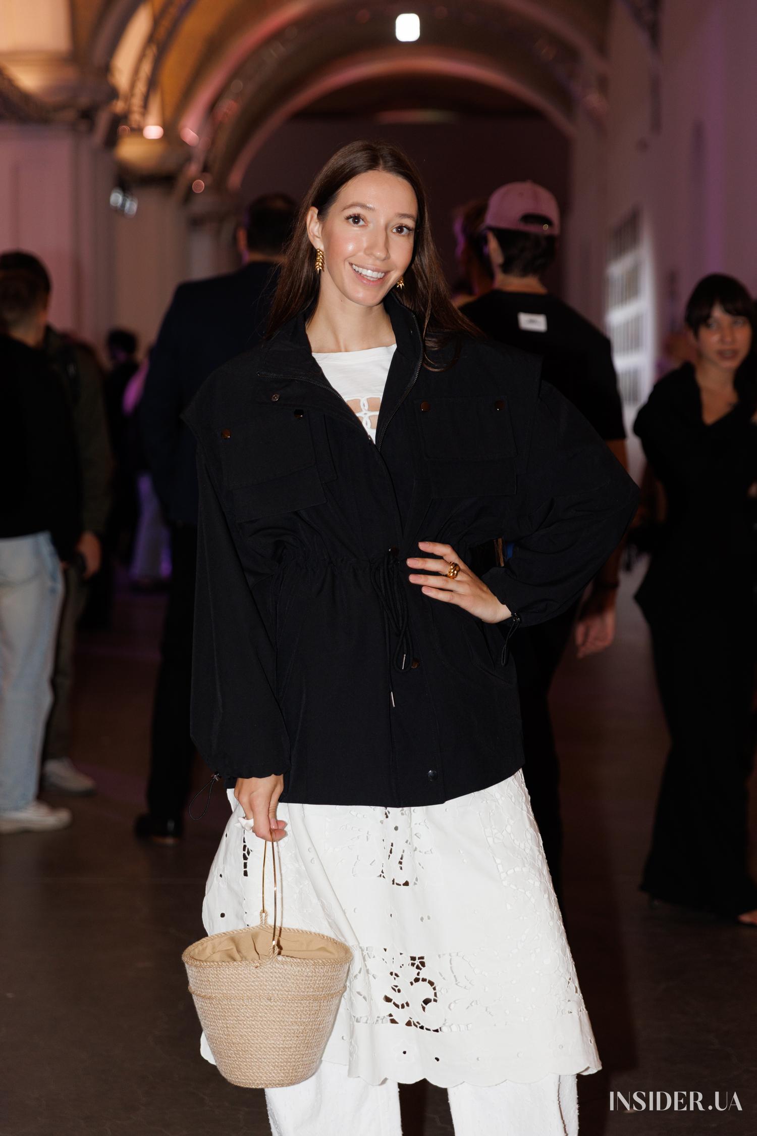 Street style UFW SS'27: Яскраві образи гостей – фешн-поради стилю 53 Даша Кеденко