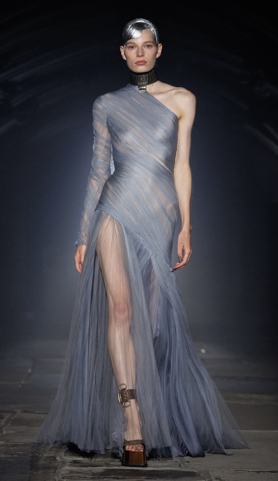 Янголи та готичні мотиви: McQueen показав темну сторону моди