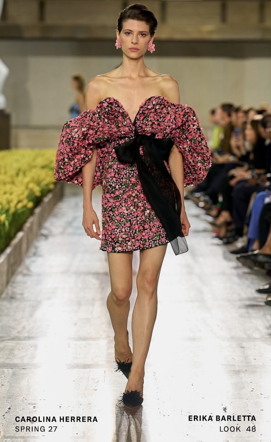 Carolina Herrera: ювілейна колекція серед 20 тисяч тюльпанів – головний тренд сезону 28 Carolina Herrera: Модні образи