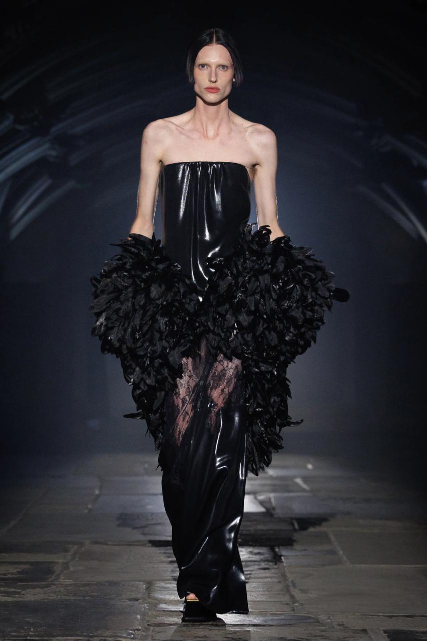 Янголи та готичні мотиви: McQueen показав темну сторону моди