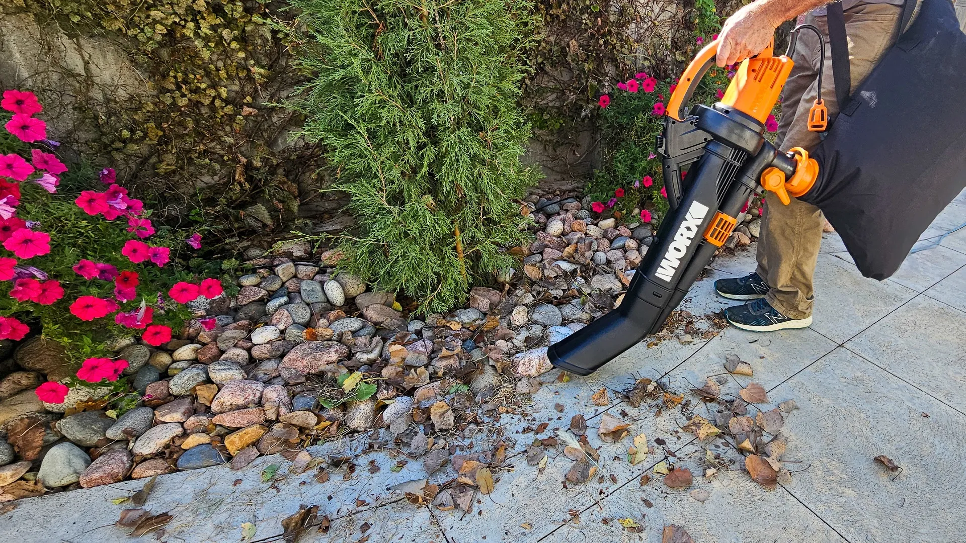 Мульчувач листя Worx у використанні