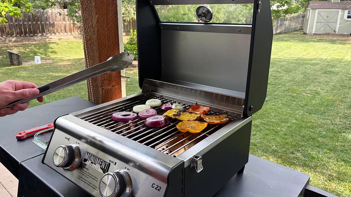Приготування курки та овочів на настільному газовому грилі Monument Grills G22 з нержавіючої сталі