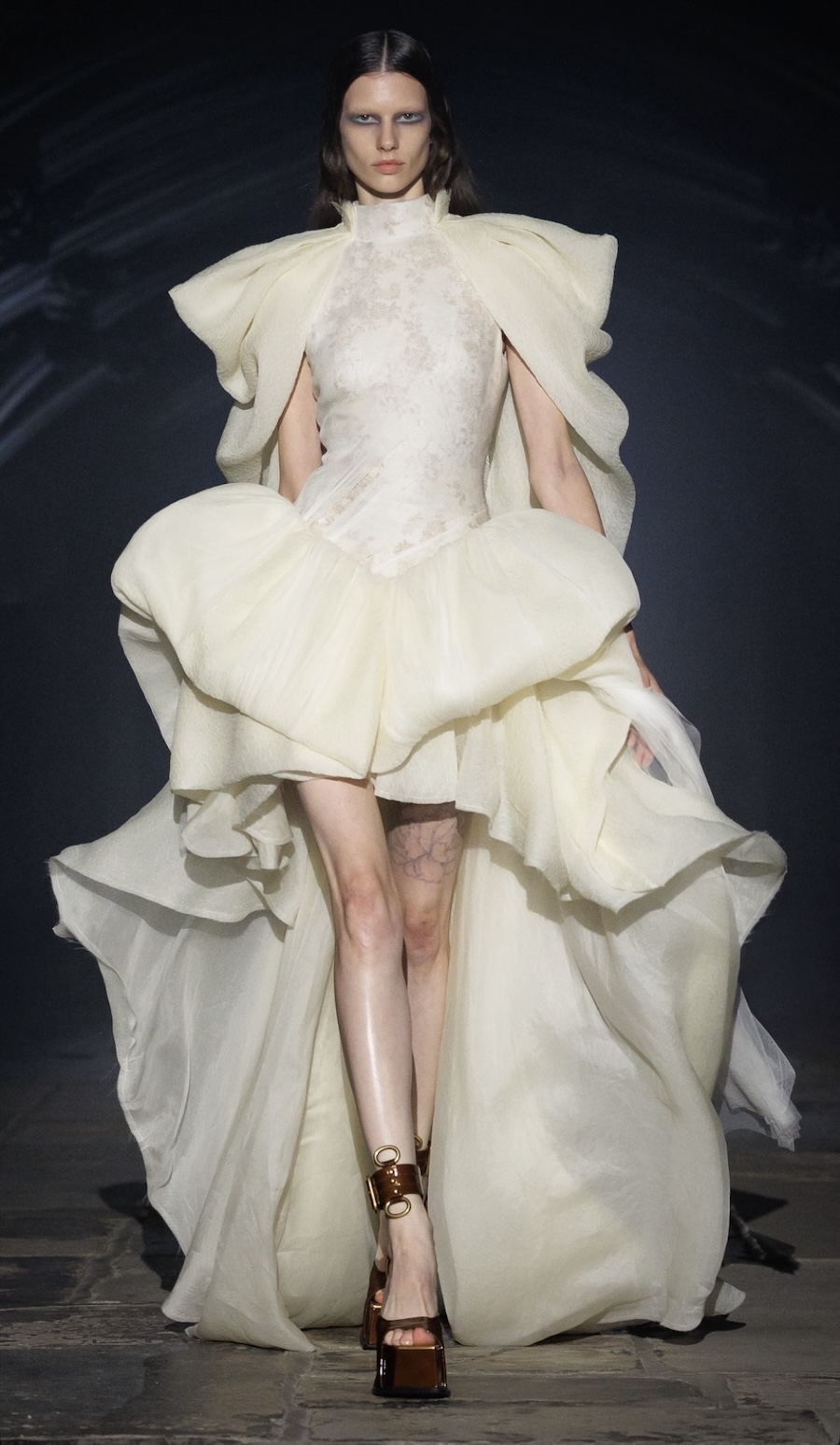 Янголи та готичні мотиви: McQueen показав темну сторону моди