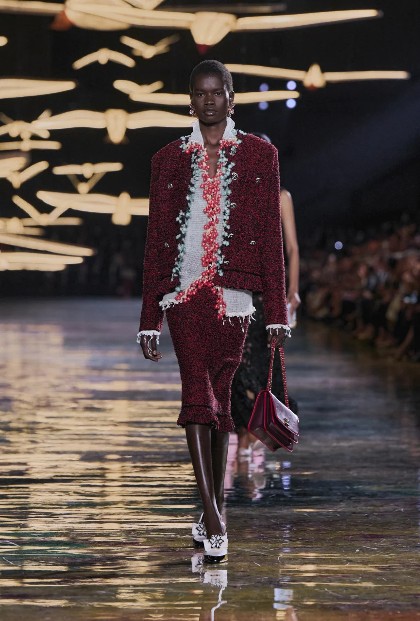 Chanel SS’27: смілива колекція, що диктує новий тренд на показ тіла 34 Chanel SS’27: смілива колекція, що диктує новий тренд на показ тіла 34