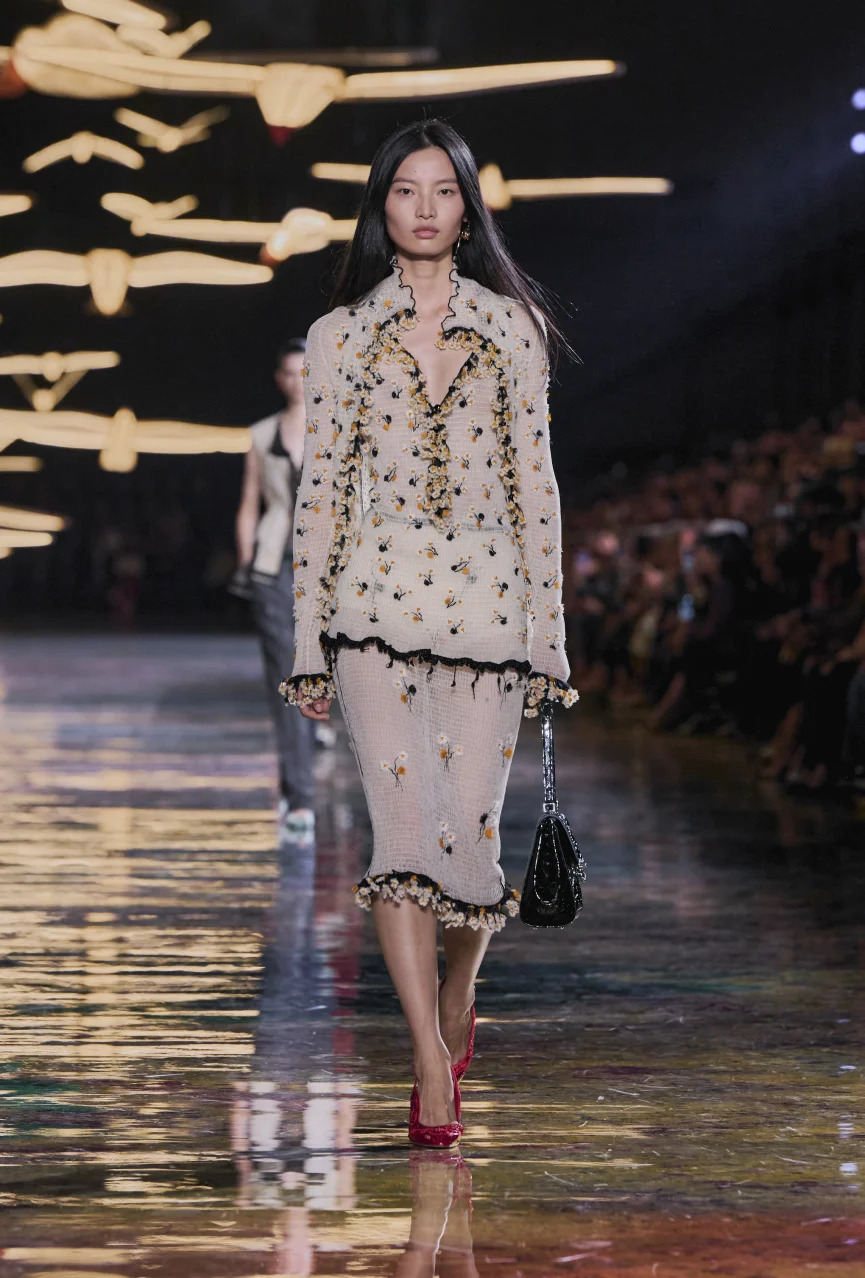 Chanel SS’27: смілива колекція, що диктує новий тренд на показ тіла 26 Chanel SS’27: смілива колекція, що диктує новий тренд на показ тіла 26