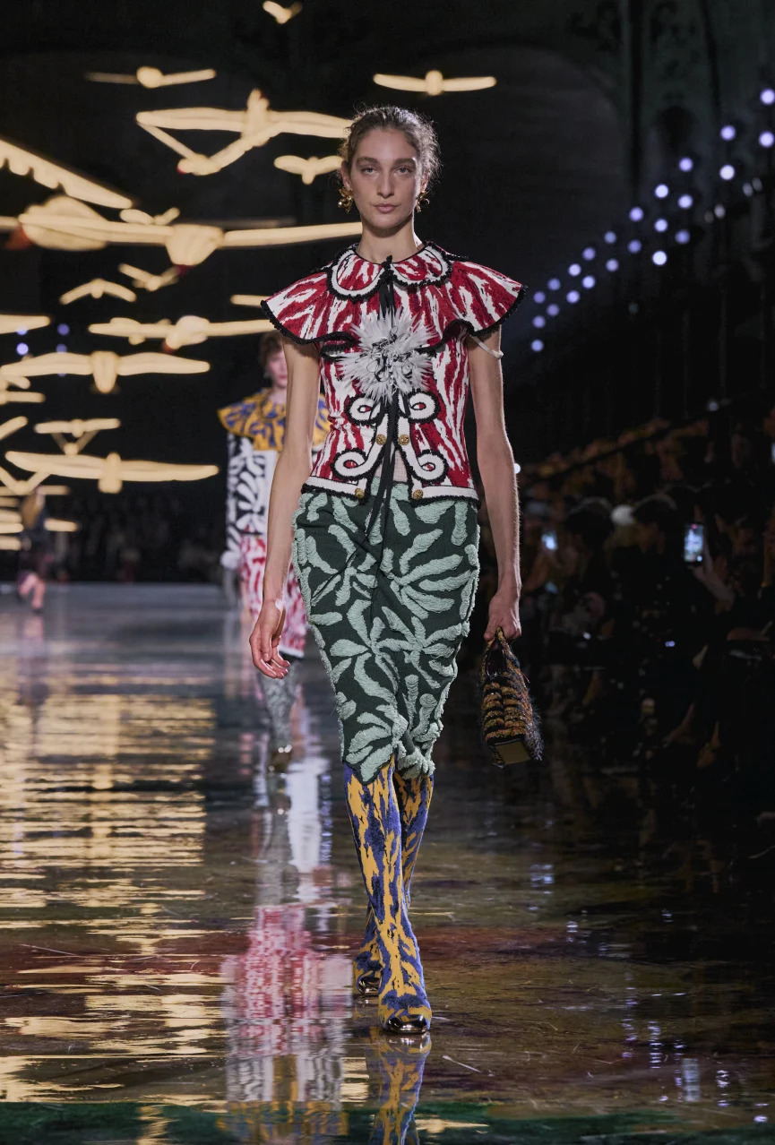 Chanel SS’27: смілива колекція, що диктує новий тренд на показ тіла 38 Chanel SS’27: смілива колекція, що диктує новий тренд на показ тіла 38