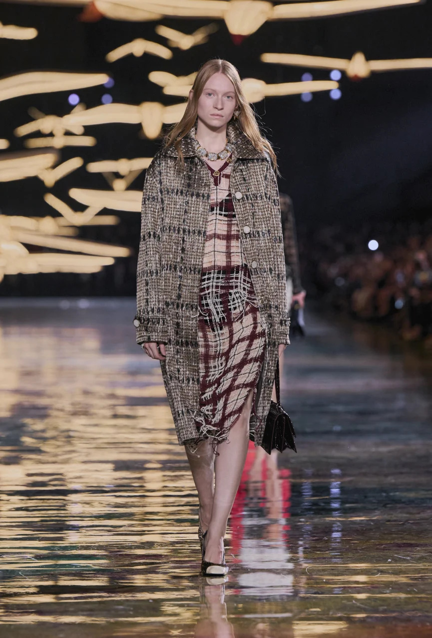 Chanel SS’27: смілива колекція, що диктує новий тренд на показ тіла 22 Chanel SS’27: смілива колекція, що диктує новий тренд на показ тіла 22