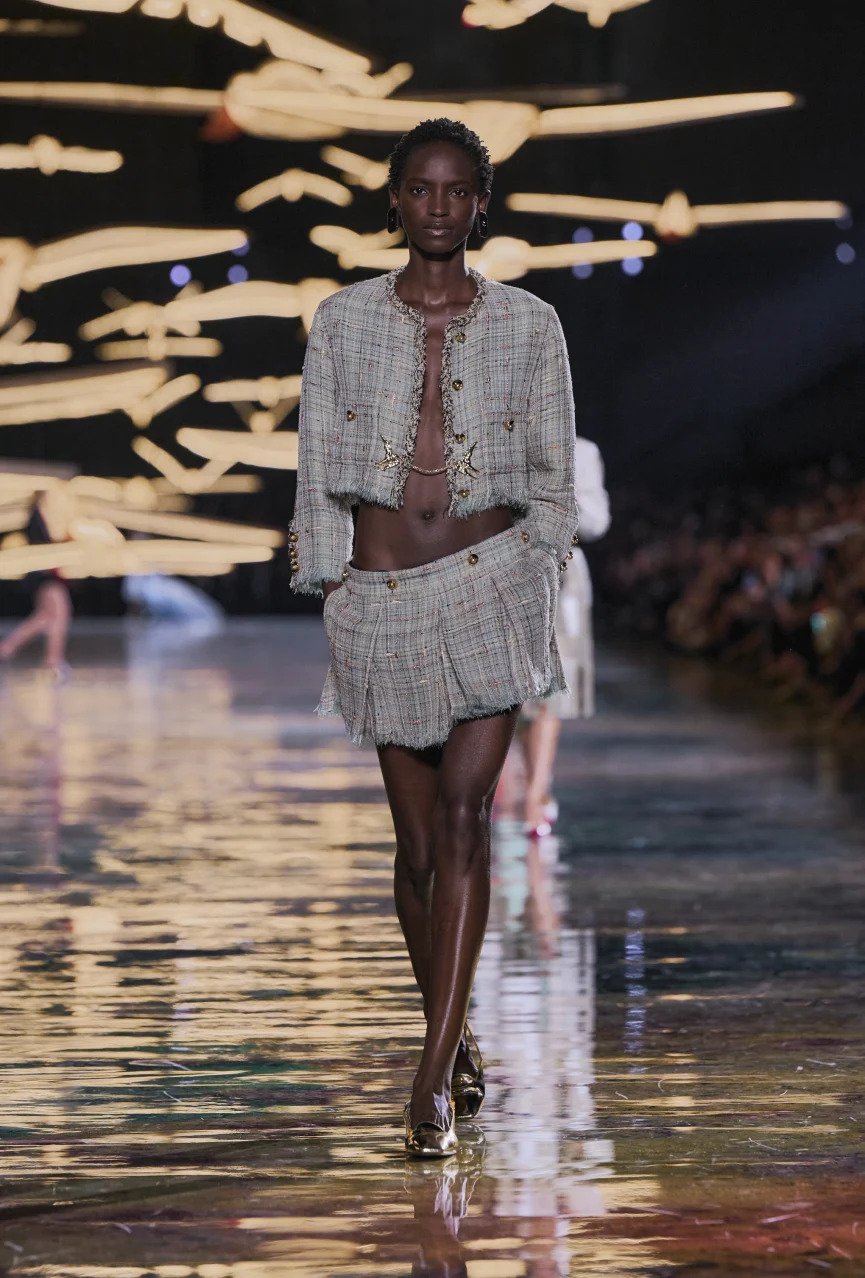 Chanel SS’27: смілива колекція, що диктує новий тренд на показ тіла 24 Chanel SS’27: смілива колекція, що диктує новий тренд на показ тіла 24